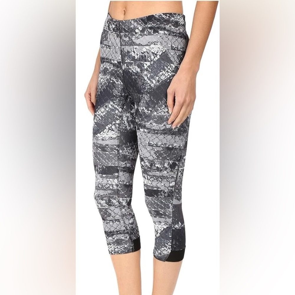 THE NORTH FACE Motus II Asphalt Gray Capri Compression Tights